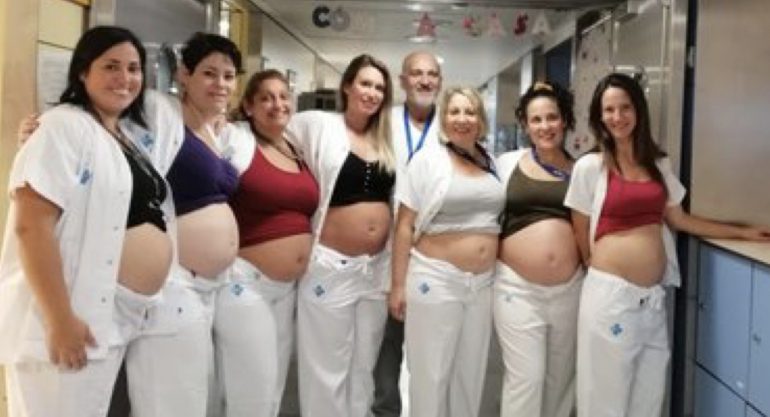 Baby Boom nel reparto di pediatria. La foto di 7 infermiere contemporaneamente incinte diventa virale