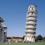 Incidono la Torre di Pisa e si scattano selfie: arrestati due medici in vacanza 1