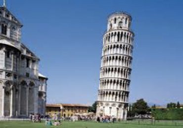 Incidono la Torre di Pisa e si scattano selfie: arrestati due medici in vacanza 1