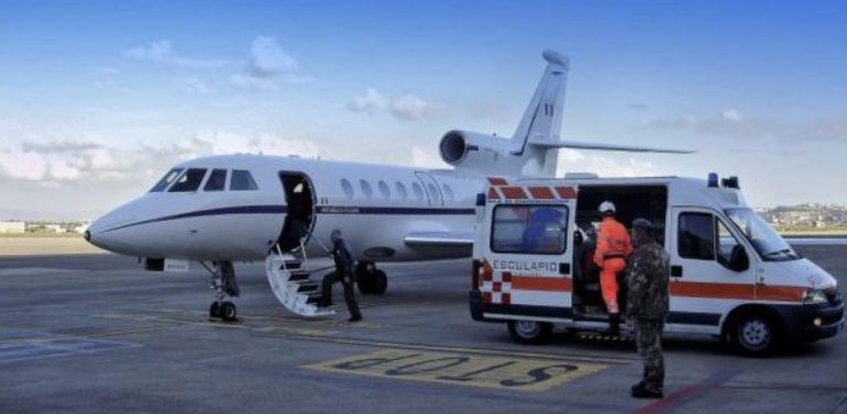 Medico e infermiere del Gaslini in volo verso Catania per salvare la vita di una neonata di soli 3 giorni