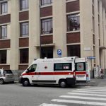 Milano: bimbo di 5 anni precipita nella tromba della scale a scuola: soccorritori in lacrime
