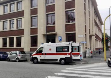 Milano: bimbo di 5 anni precipita nella tromba della scale a scuola: soccorritori in lacrime