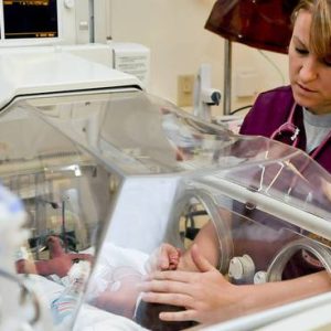 “Sta in braccio e sorride”: 50 infermieri si alternano per cullare Giovannino, il bimbo con Ittiosi Arlecchino abbandonato alla nascita
