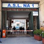 Napoli: energumeno bisognoso di cure malmena infermiere in PS, poi fugge in strada denudandosi