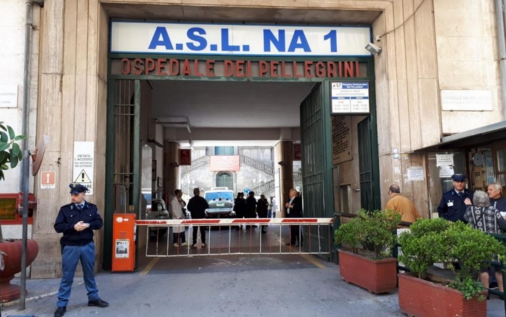 Napoli: energumeno bisognoso di cure malmena infermiere in PS, poi fugge in strada denudandosi