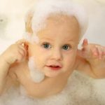 Acqua nelle orecchie: “vietato” scuotere la testa dei bimbi