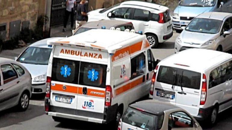 Chiamano il 118 per filmare l’equipaggio e malmenarlo: sanitari costretti alla fuga