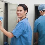 Il tempo di vestizione deve essere retribuito: il Tribunale di Ascoli condanna l’Asur a risarcire 1 milione di euro agli infermieri