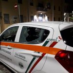 Milano: adolescenti annoiati lanciano pietre contro auto-infermieristica del 118
