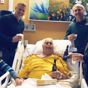 Nonno Adam chiede un’ultima birra prima di morire: la famiglia brinda con lui