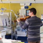 Un violinista suona speciali ninnenanne per i neonati prematuri della Terapia Intensiva Neonatale di Cuneo