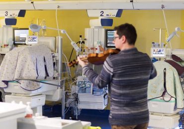 Un violinista suona speciali ninnenanne per i neonati prematuri della Terapia Intensiva Neonatale di Cuneo