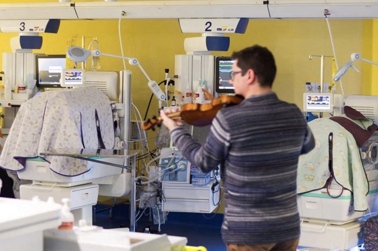 Un violinista suona speciali ninnenanne per i neonati prematuri della Terapia Intensiva Neonatale di Cuneo