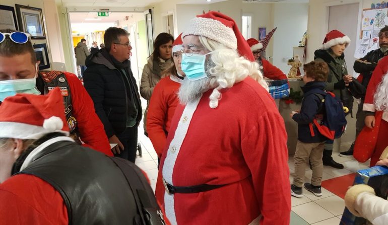 Napoli, i piccoli pazienti scrivono a Babbo Natale:“Quest’anno come regalo vorrei solo guarire”