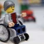 LEGO: arriva il primo omino in carrozzina per combattere lo stigma sulle disabilità
