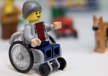 LEGO: arriva il primo omino in carrozzina per combattere lo stigma sulle disabilità