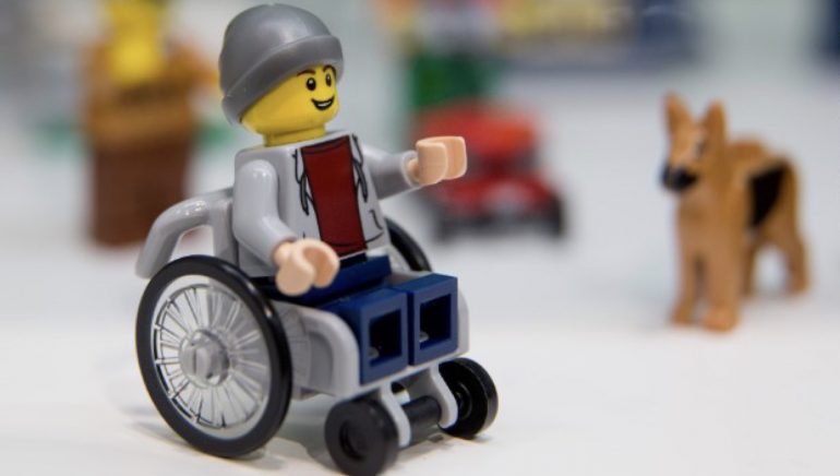 LEGO: arriva il primo omino in carrozzina per combattere lo stigma sulle disabilità