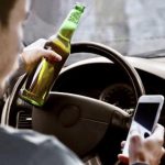 È più pericoloso un conducente in stato di ebbrezza o uno che utilizza il cellulare?