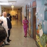 Le divise degli infermieri della Pediatria si tingono di viola per ridurre ansia e stress nei bambini ricoverati