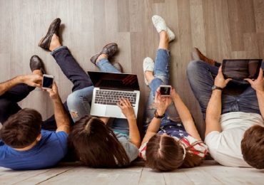 Lucca, indagine rivela: “Un adolescente su quattro è dipendente dal web”