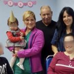 Ricoverata in ortopedia dopo un grave incidente: gli infermieri organizzano una festa a sorpresa per il primo compleanno della figlia