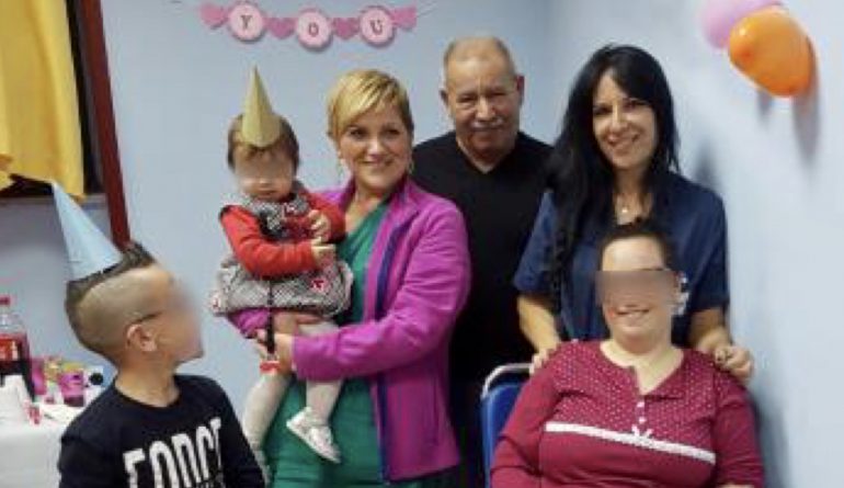 Ricoverata in ortopedia dopo un grave incidente: gli infermieri organizzano una festa a sorpresa per il primo compleanno della figlia