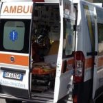 Adolescente si sloga una caviglia: gruppo di coetanei sequestra il personale del 118 per prestargli soccorso immediato