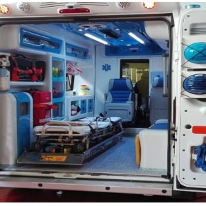 Ambulanza saccheggiata di materiale e attrezzature sanitarie mentre il personle del 118 rianima un paziente