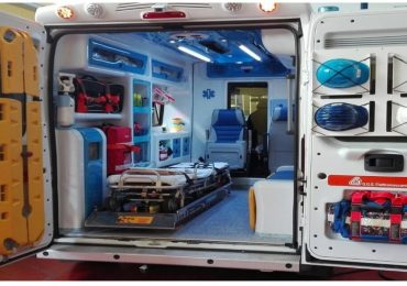 Ambulanza saccheggiata di materiale e attrezzature sanitarie mentre il personle del 118 rianima un paziente