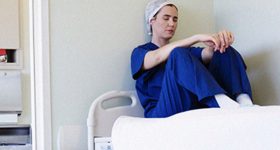 Burnout, carichi di lavori disumani e demansionamento: 1 infermiere su 5 appende la divisa al chiodo a causa della depressione