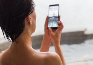 Francia, usa il telefonino nella vasca da bagno: donna muore folgorata