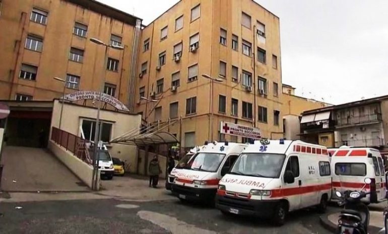 Napoli, ennesima aggressione al Loreto Mare: “Noi infermieri siamo un bersaglio facile”