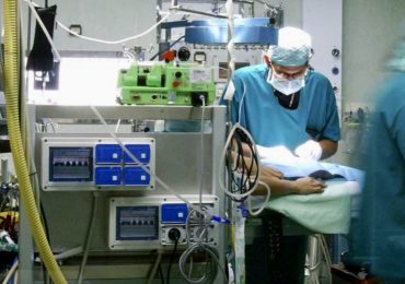 Non condividono la diagnosi del medico: famigliari invadono la sala operatoria durante un delicato intervento per parlare con il primario