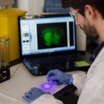 Nuovo farmaco si attiva con la luce e “spegne” i tumori