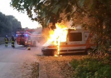 Sassari: ambulanza del 118 data alle fiamme dai vandali