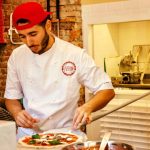 Infermieri in ginocchio per l’emergenza Coronavirus: giovane pizzaiolo dona pizze consegnandole nei reparti