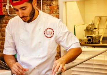 Infermieri in ginocchio per l’emergenza Coronavirus: giovane pizzaiolo dona pizze consegnandole nei reparti