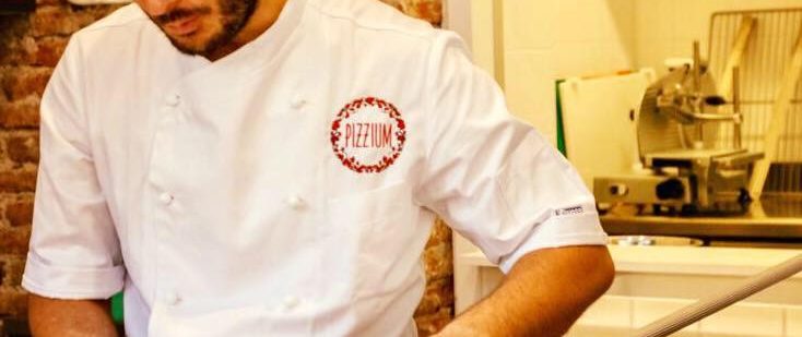 Infermieri in ginocchio per l’emergenza Coronavirus: giovane pizzaiolo dona pizze consegnandole nei reparti