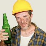 Provoca più lesioni craniche un colpo inferto con una bottiglia di birra piena o vuota?