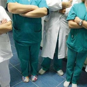 Brescia, gli infermieri fanno causa al Civile per il cambio divisa.