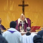 Coronavirus, le precauzioni della Chiesa: stop alla Comunione in bocca e allo scambio del segno della pace a messa