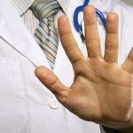 Il dubbio amletico di Nessuno tocchi Ippocrate: “Essere o non essere pubblico ufficiale?”.