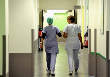 Lavorava in nero durante i periodi di mutua e infortunio: infermiera condannata a risarcire l’azienda ospedaliera con € 66.000