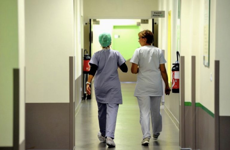 Lavorava in nero durante i periodi di mutua e infortunio: infermiera condannata a risarcire l’azienda ospedaliera con € 66.000