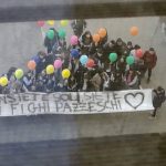 “Non siete soli”: una scolaresca incoraggia i piccoli pazienti dell’oncologia pediatrica con uno striscione