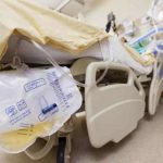 “Togli subito quel catetere!”: famigliare tenta di strangolare infermiera che rifiuta di eseguire i suoi ordini