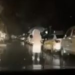 Wuhan, segue in auto la moglie infermiera: lei rifiuta un passaggio per non contagiarlo.