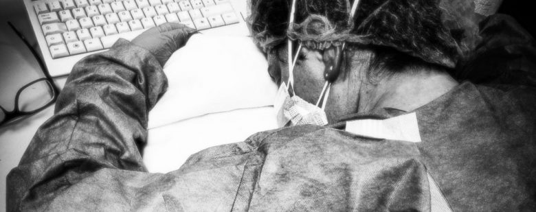 Infermiera del reparto Coronavirus di Cremona crolla dopo una notte infinita: lo scatto diventa virale