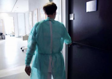 A volte mi vergogno di essere infermiera: a lavoro senza DPI mi sento complice del Coronavirus in un omicidio