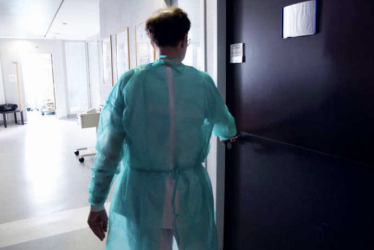 A volte mi vergogno di essere infermiera: a lavoro senza DPI mi sento complice del Coronavirus in un omicidio